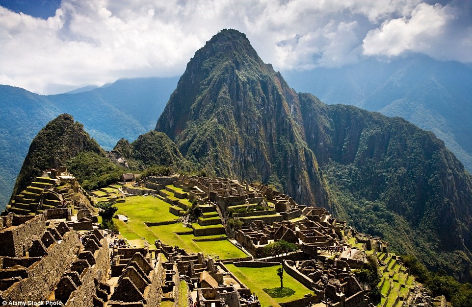 Machu Picchu, Machu Picchu, Peru: Nổi tiếng trên toàn thế giới với những bức tường đá xây không dùng vữa, những công trình tuyệt vời này hấp dẫn du khách nhờ sự huyền bí và kiến trúc ấn tượng. Nhiều người đồng tình rằng đây là một trong những nơi phải đến một lần trong đời.
